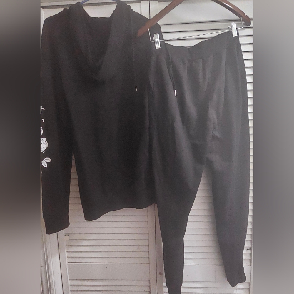 NWOT Shein Men Rose & Graphic Drawstring Hoodie & Jogger Set Black Size M - Picture 3 of 3